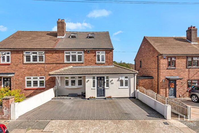 4 Bedroom Semi-Detached House For Sale In Kempton Avenue, Hornchurch, RM12