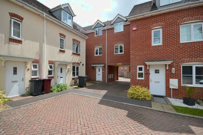 2 Bedroom Flat To Rent In Graylingwell Drive, Chichester, PO19