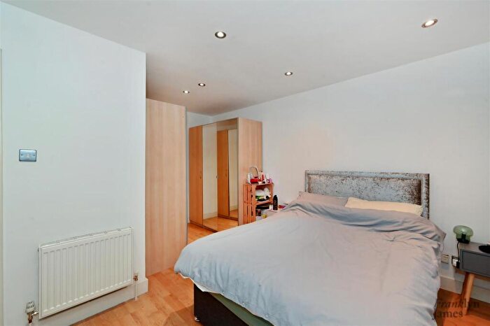 1 Bedroom Apartment To Rent In St Georges Square, Limehouse, E14