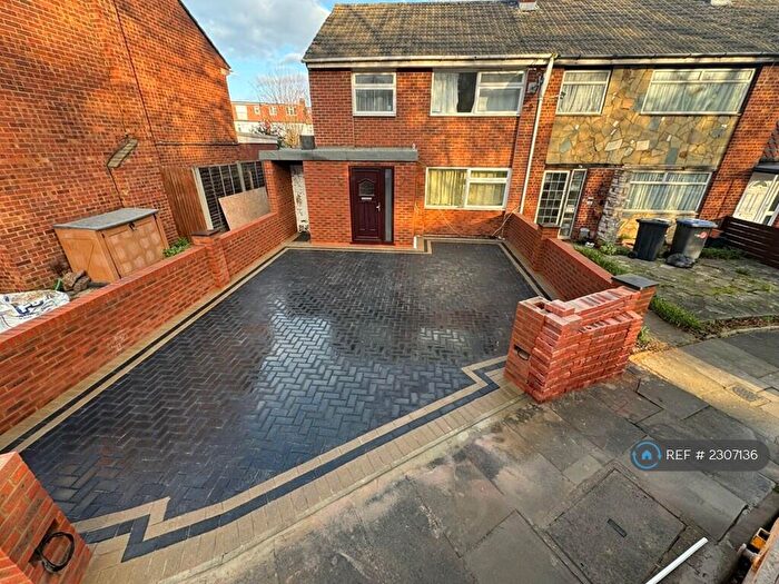 3 Bedroom Semi Detached House To Rent In Hydefield Close, London, N21