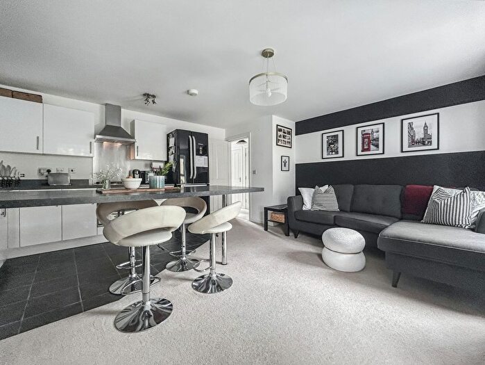 2 Bedroom Flat For Sale In Russ Avenue, Faringdon, SN7