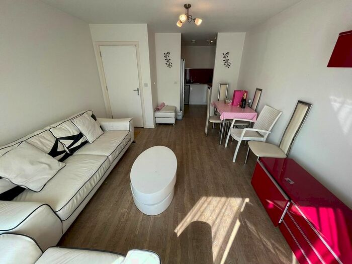 1 Bedroom Flat To Rent In Featherstone Road, Southall, UB2