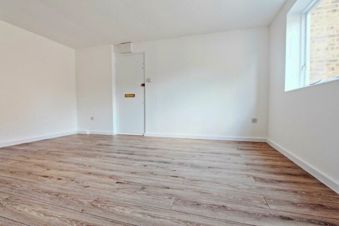 Flat To Rent In Willoughby Lane, Tottenham, London, N17