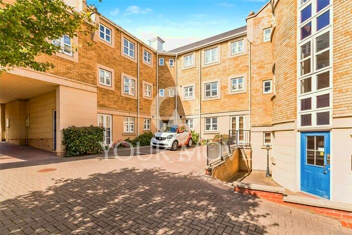 2 Bedroom Flat To Rent In Kingfisher Drive, Greenhithe, Kent, DA9