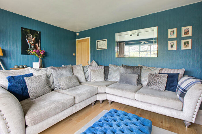 3 Bedroom Semi-Detached House For Sale In Wells Avenue, Chadderton, Oldham, OL9