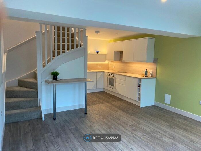 1 Bedroom Flat To Rent In West Road, Reigate, RH2