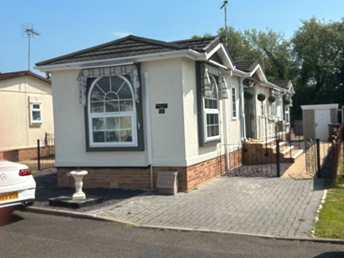 3 Bedroom Mobile/park Home For Sale In Burway Crescent, Penton Park, Chertsey, KT16