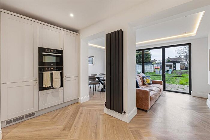 4 Bedroom End Of Terrace House For Sale In Crofton Avenue, Bexley, DA5