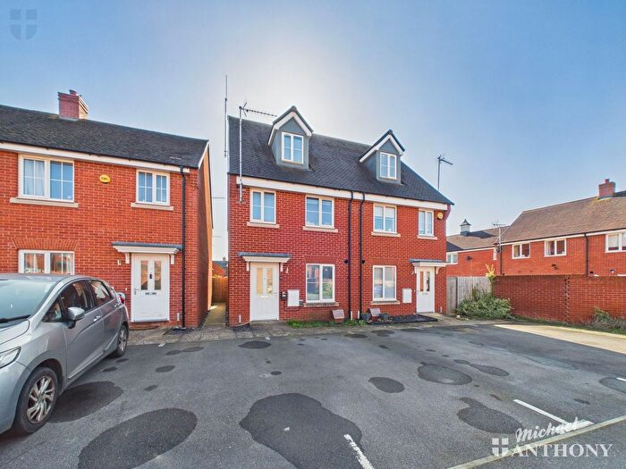 3 Bedroom Semi Detached House For Sale In Moore Crescent, Aylesbury, HP18