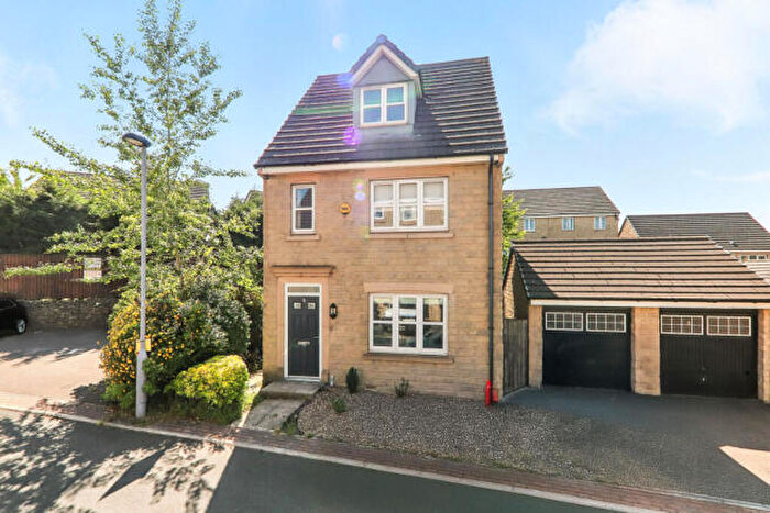 4 Bedroom Detached House To Rent In Mill Race Lane, Bradford, BD4