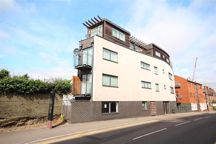 2 Bedroom Flat To Rent In Walnut Tree Close, Guildford, GU1