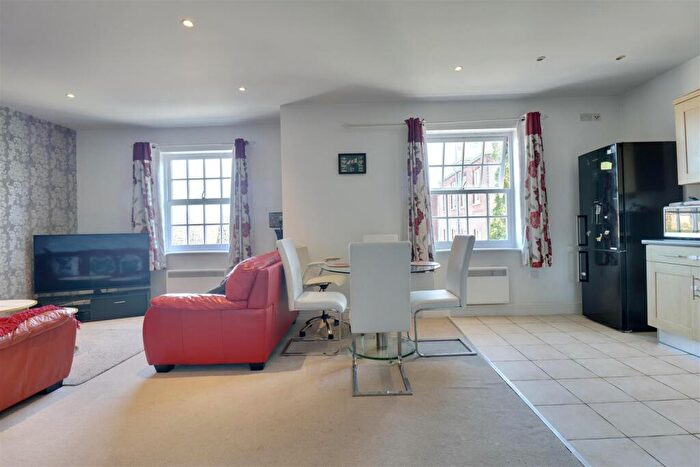 2 Bedroom Flat For Sale In North Square, Knowle, PO17