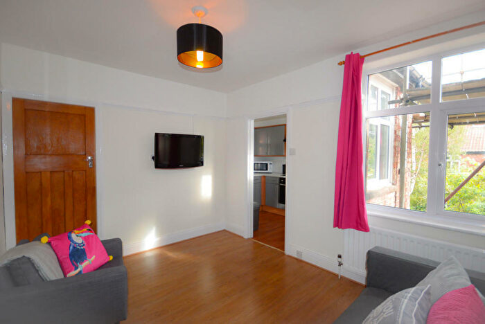 3 Bedroom Flat To Rent In £.pppw - Cavendish Road, Jesmond, NE2