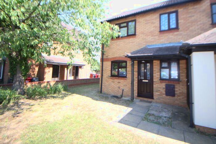 1 Bedroom Flat To Rent In Scarborough Way, Slough, SL1