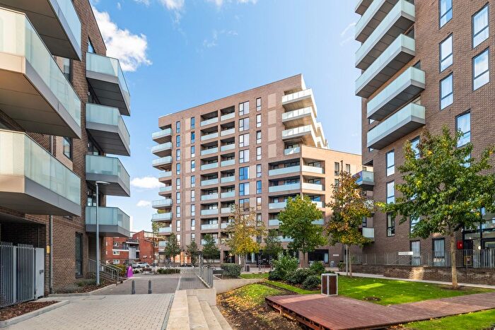 2 Bedroom Flat For Sale In New Village Avenue, London, E14