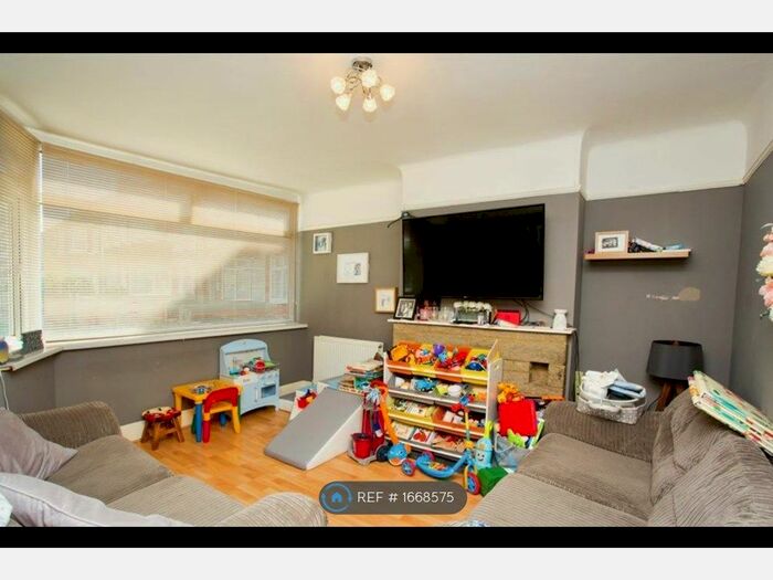 3 Bedroom Semi-Detached House To Rent In Tewkesbury Avenue, Gosport, PO12