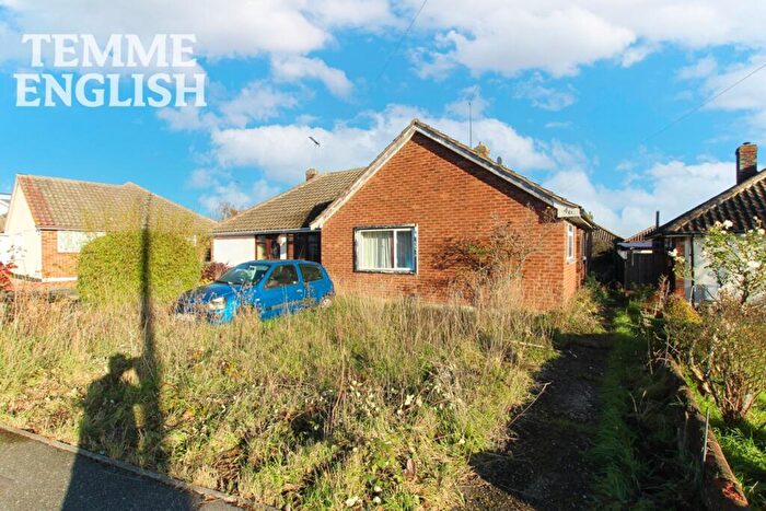 2 Bedroom Semi-Detached Bungalow For Sale In Oakhurst Drive, Wickford, SS12