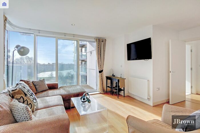 3 Bedroom Flat To Rent In Parkway Apartments, Goodchild Road, London, N4