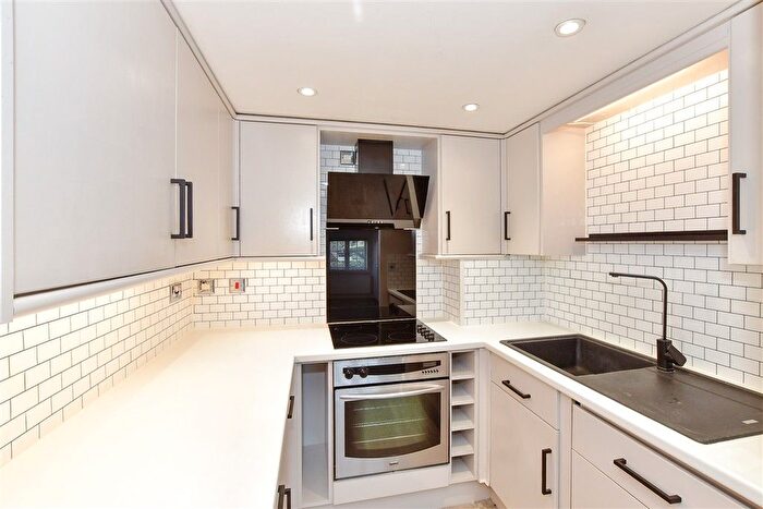 1 Bedroom Flat For Sale In London Road, Teynham, Kent, ME9