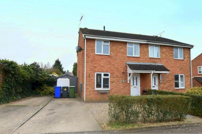3 Bedroom Semi-Detached House To Rent In Balmoral Way, Banbury, OX17