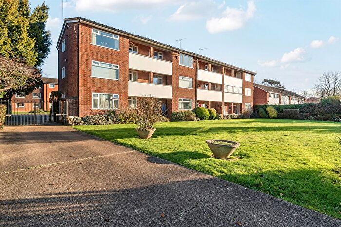 2 Bedroom Flat For Sale In Ray Park Avenue, Maidenhead, SL6