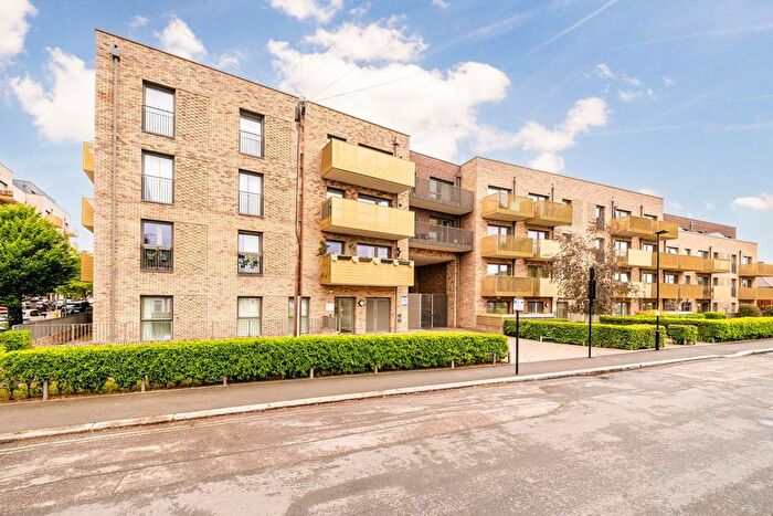 2 Bedroom Flat For Sale In Selbourne Avenue, Hounslow, TW3