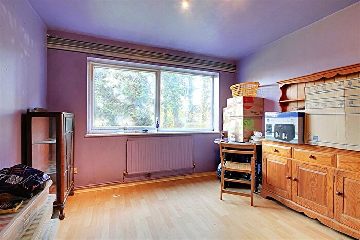 2 Bedroom Flat For Sale In Riverside Close, Kings Langley, WD4