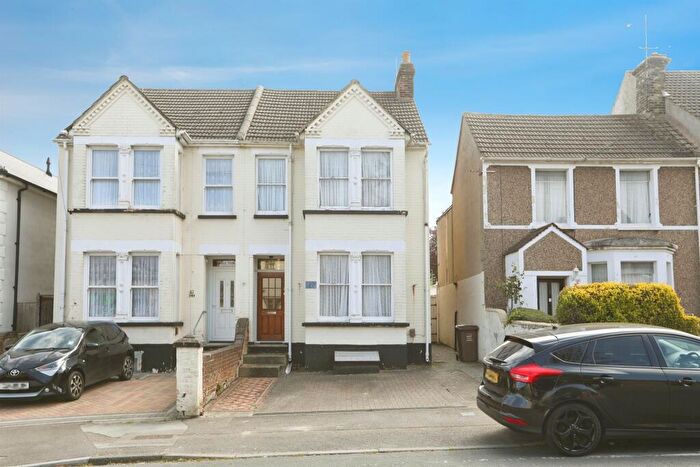 3 Bedroom Semi Detached House For Sale In Napier Road, Gillingham, ME7