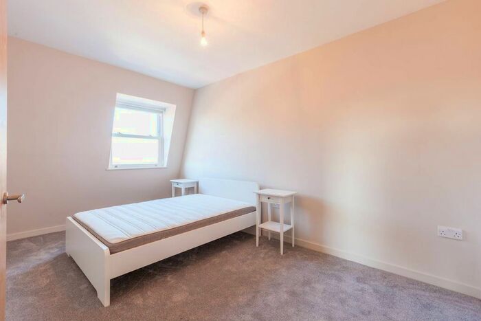 2 Bedroom Flat To Rent In Clapham Road, Stockwell, London, SW9