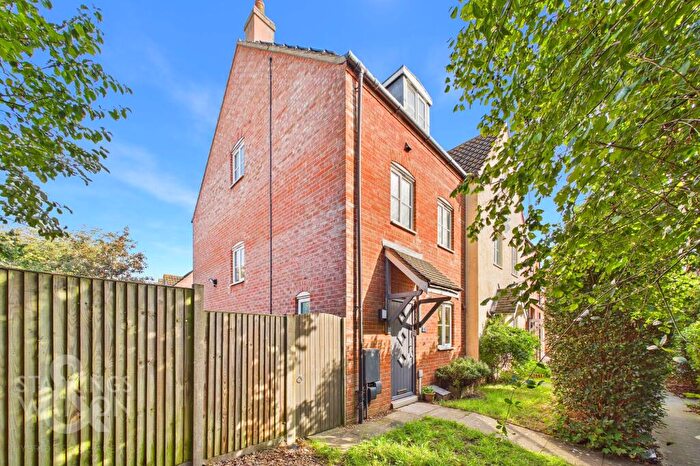 3 Bedroom End Of Terrace House For Sale In Weatherby Road, Chapel Break, Norwich, NR5