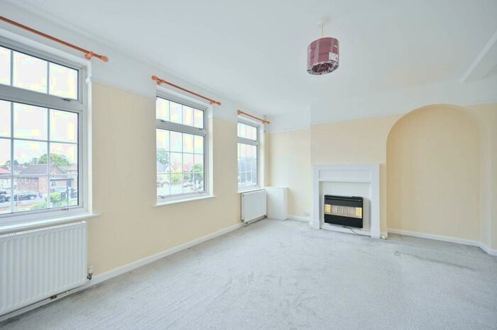 3 Bedroom Flat To Rent In Burwood Close, Tolworth, Surbiton, KT6