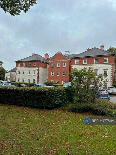 2 Bedroom Flat To Rent In Gawton Crescent, Coulsdon, CR5