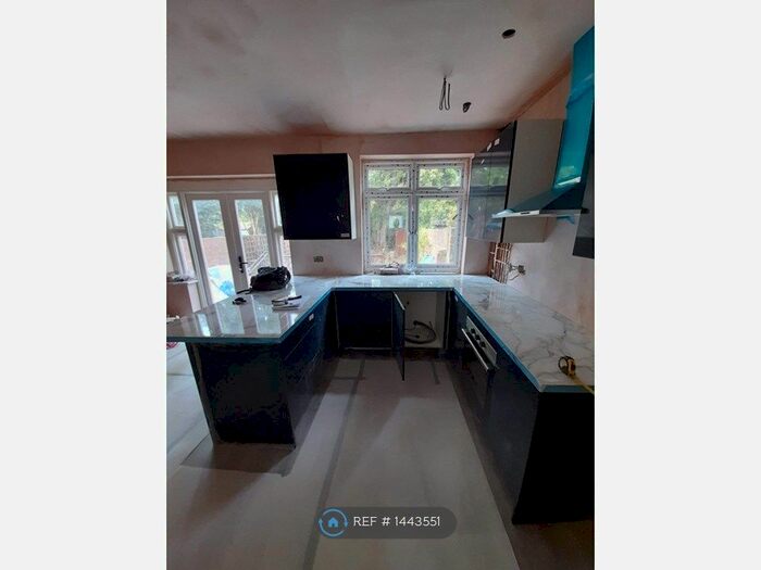 3 Bedroom End Of Terrace House To Rent In Seely Road, London, SW17