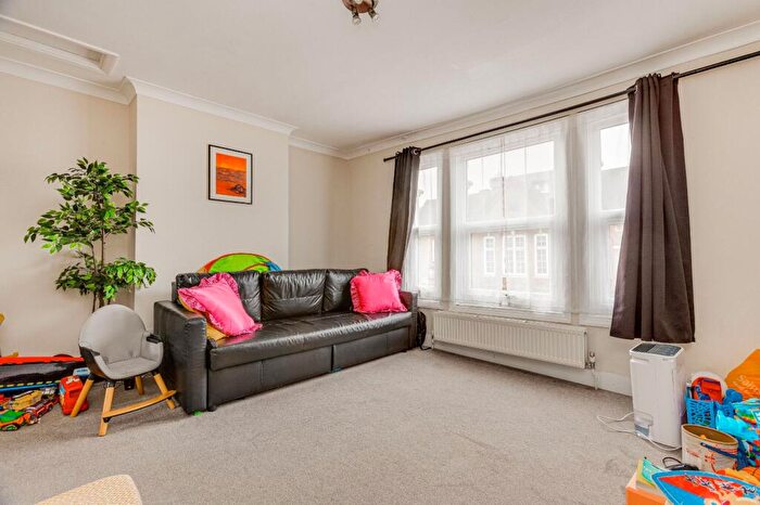 2 Bedroom Flat To Rent In Richmond Road, Kingston Upon Thames, KT2