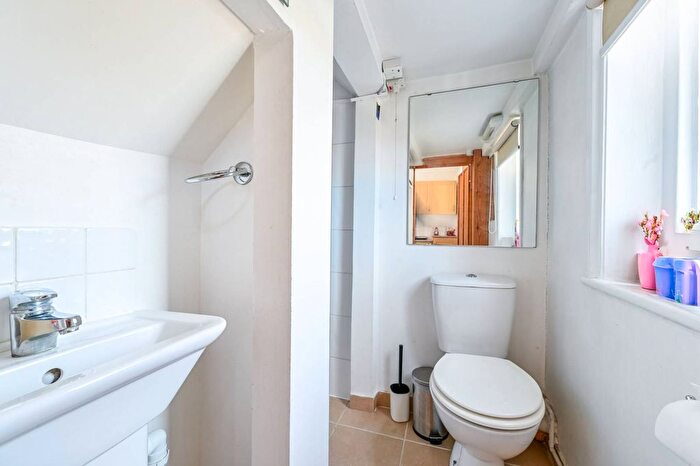 Studio For Sale In Tottenham Lane, Crouch End, London, N8