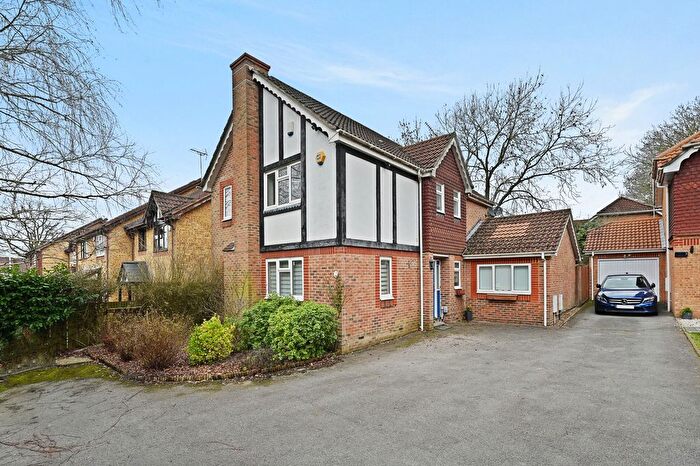 4 Bedroom Detached House For Sale In Baycroft Close, Pinner, HA5