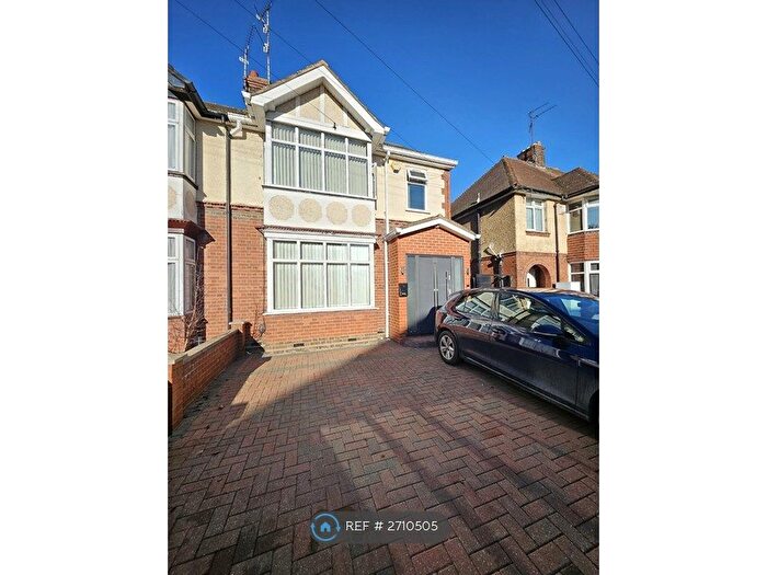 4 Bedroom Semi-Detached House To Rent In Fountains Road, Luton, LU3