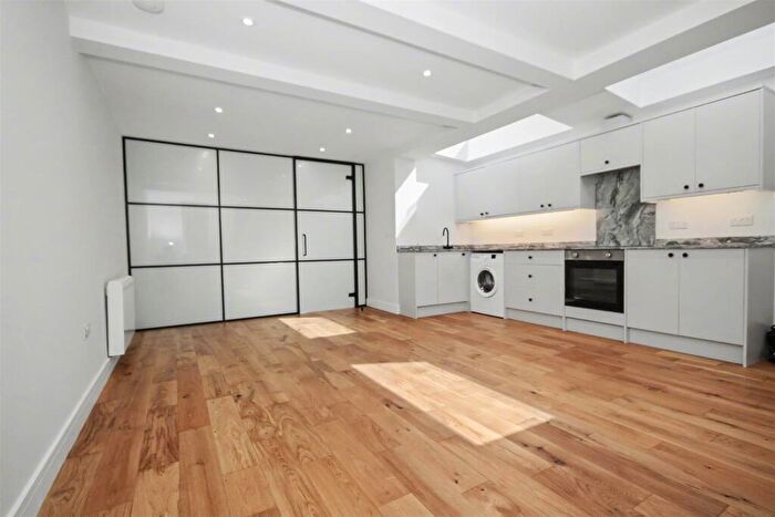 1 Bedroom Flat To Rent In Worplesdon Road, Guildford, GU2