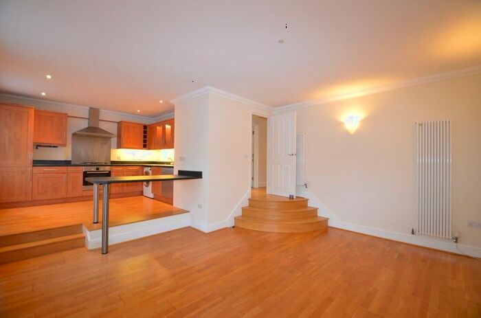 3 Bedroom Flat To Rent In Beulah Hill, Crystal Palace, SE19