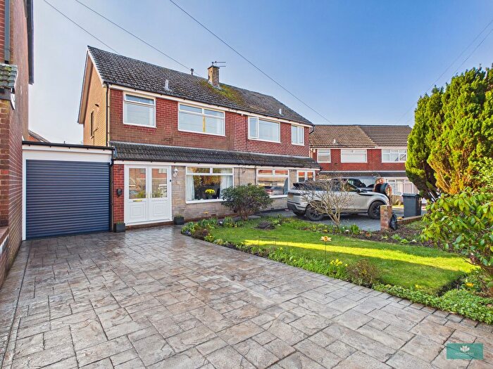 3 Bedroom Semi Detached House For Sale In Longden Avenue, Oldham, OL4