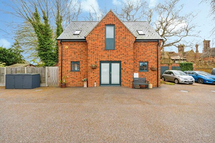 3 Bedroom Detached House For Sale In Church Lane, Bedford, MK41