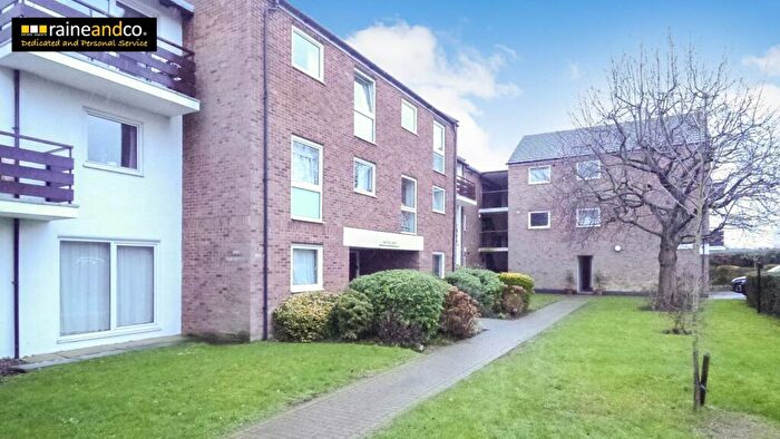 2 Bedroom Flat For Sale In Malting Mead, Hatfield, AL10
