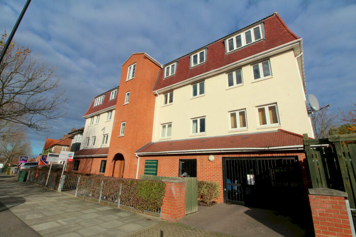 2 Bedroom Apartment To Rent In Downham Way, Bromley, BR1