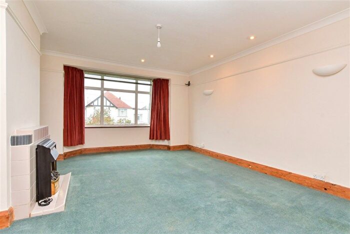 2 Bedroom Flat For Sale In Dover Road, Worthing, West Sussex, BN11