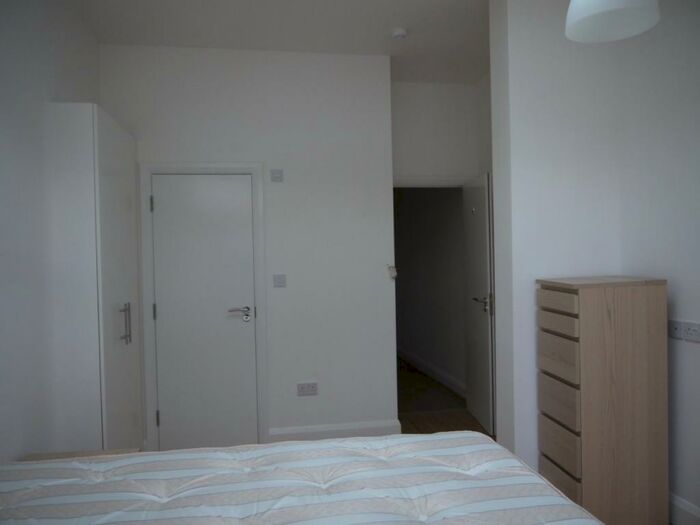 House To Rent In Golders Green Road, NW11