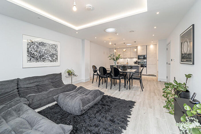 2 Bedroom Apartment For Sale In Tottenham Lane, Crouch End, N8