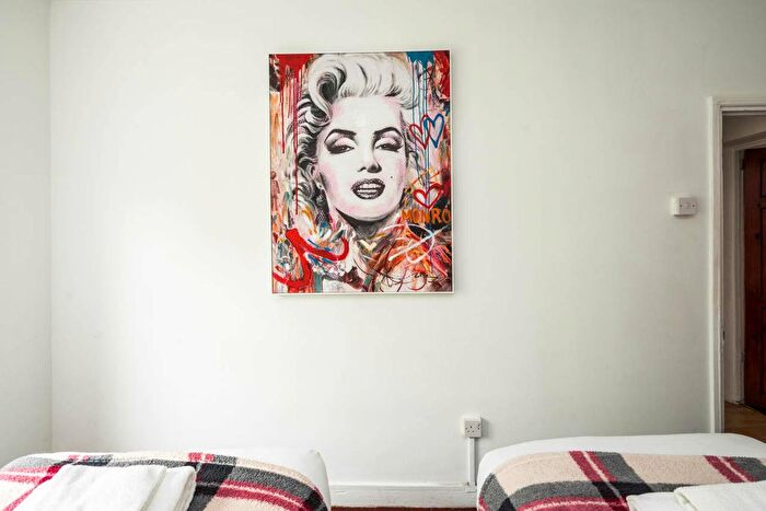 3 Bedroom Flat To Rent In Loughborough Road, London, SW9