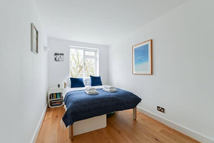 2 Bedroom Flat To Rent In Kingsbridge Court, Isle Of Dogs, London, E14