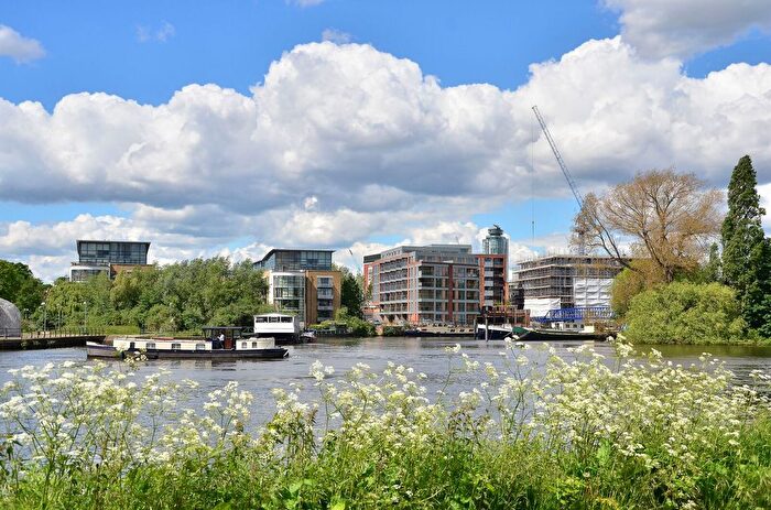2 Bedroom Flat To Rent In Goat Wharf, Brentford, TW8