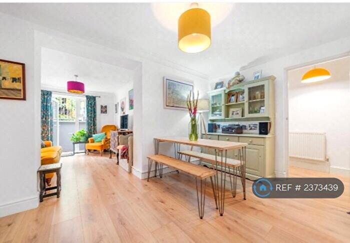 2 Bedroom Flat To Rent In East Dulwich / Peckham Rye, London, SE22